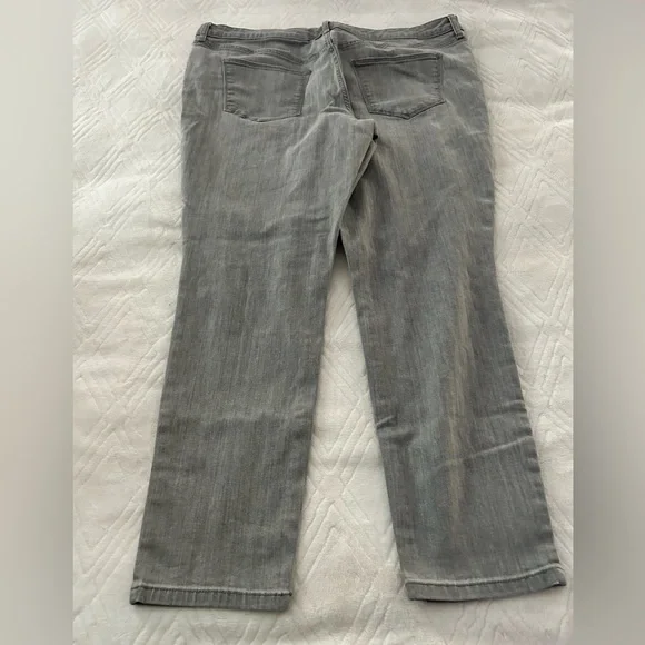 Universal Thread - Picture 2 of 3